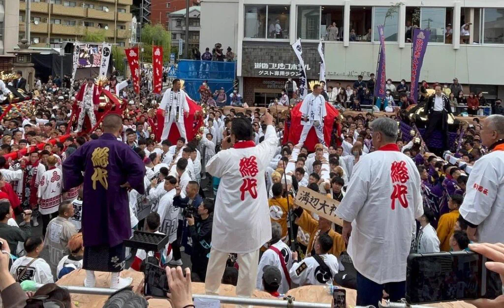 Mikoshi et porteurs du festival d’automne de Matsuyama