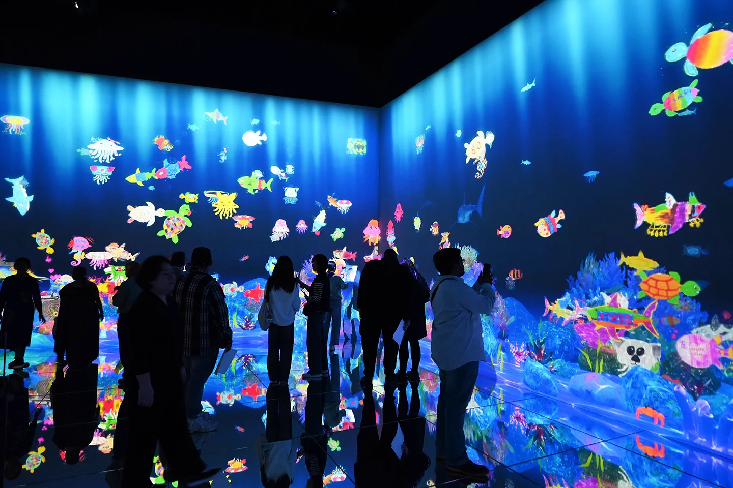 Sketch Ocean à teamLab Borderless, une œuvre interactive adaptée aux familles
