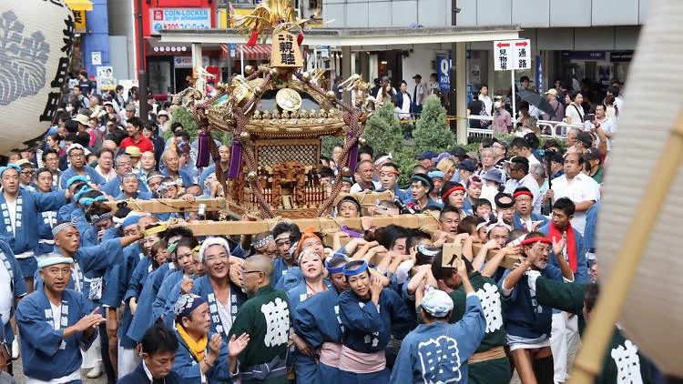 Une vue rapprochée du cortège de la Fukuromatsuri à Ikebukuro, défilant dans le quartier de la sortie ouest d'Ikebukuro.