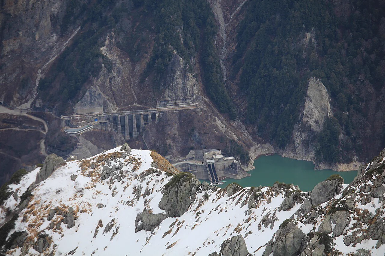 Relief montagneux et barrage sur la traversée de Tateyama Kurobe