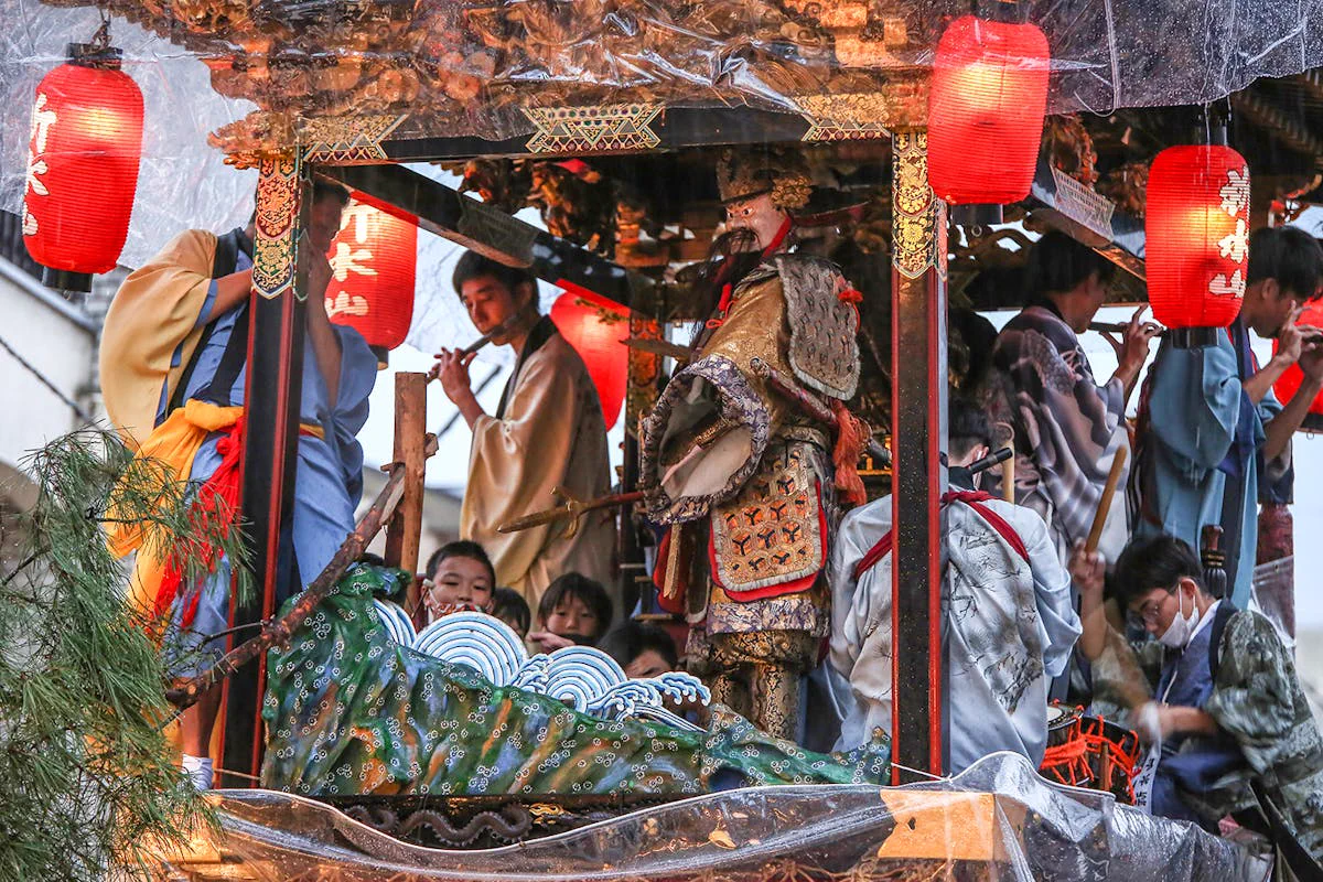 Automates karakuri et musiciens sur un hikiyama pendant la fête principale de l’Ōtsu Matsuri