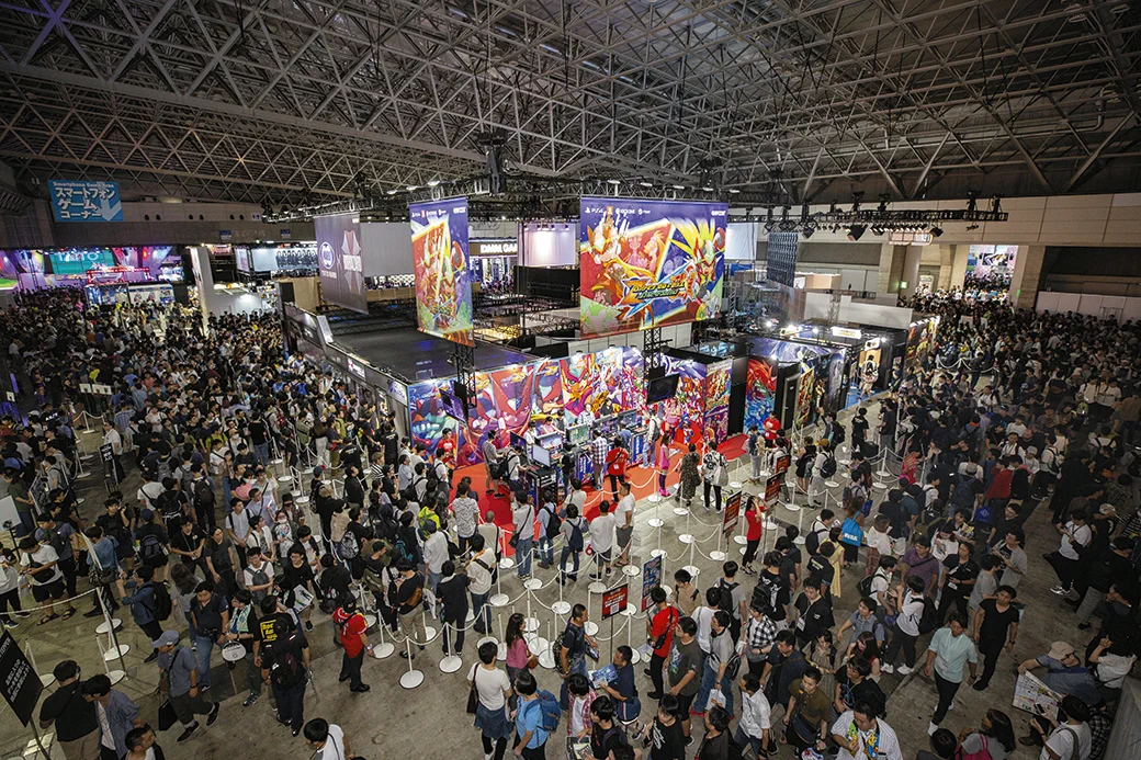 Un grand stand du Tokyo Game Show entouré de visiteurs