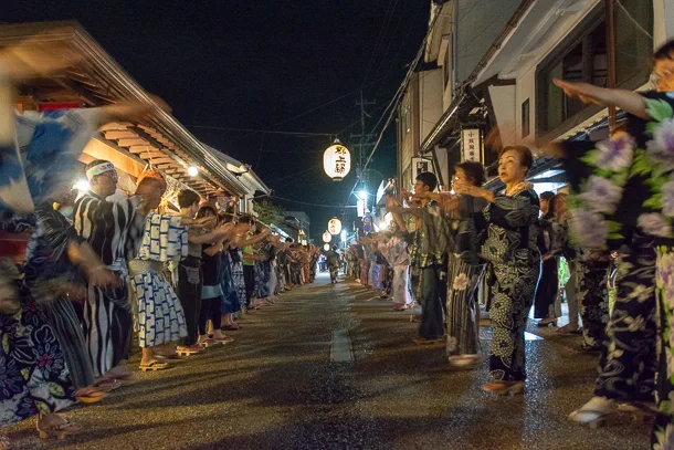 Yakata et cercle de danse du Gujō Odori