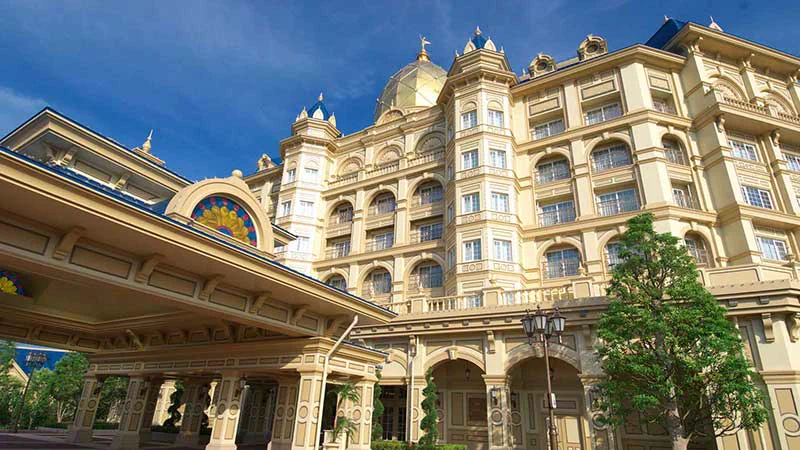 Façade du Tokyo Disneyland Hotel en face du parc