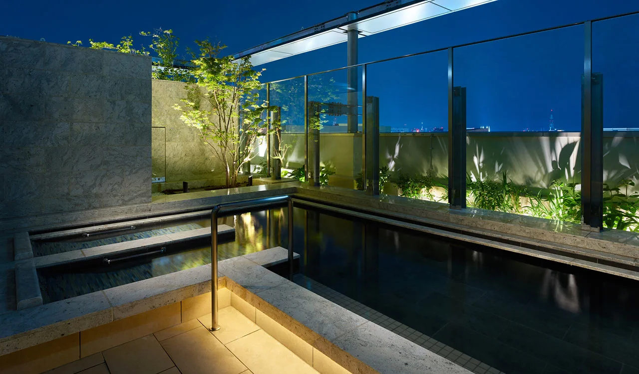 Grand bain d’un hôtel de Fukuoka, à considérer seulement si le groupe l’utilisera