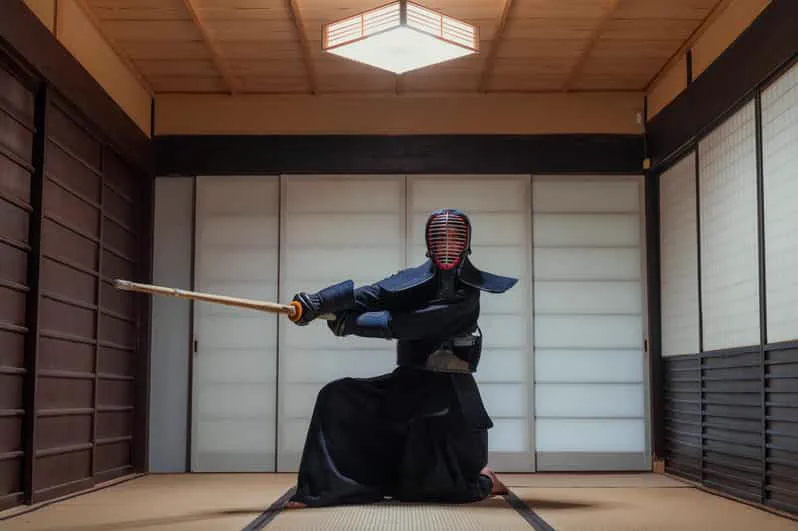 L’expérience de combat de samouraï à Kyoto est idéale si vous souhaitez privilégier votre budget pour la participation et la culture plutôt que pour accumuler plusieurs activités à horaires fixes le même jour.