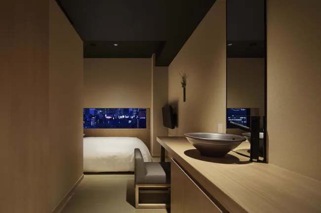 Salle de bains d’une chambre pendant la saison des érables de Kyoto