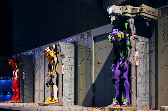Les unités EVA exposées dans leur hangar miniature