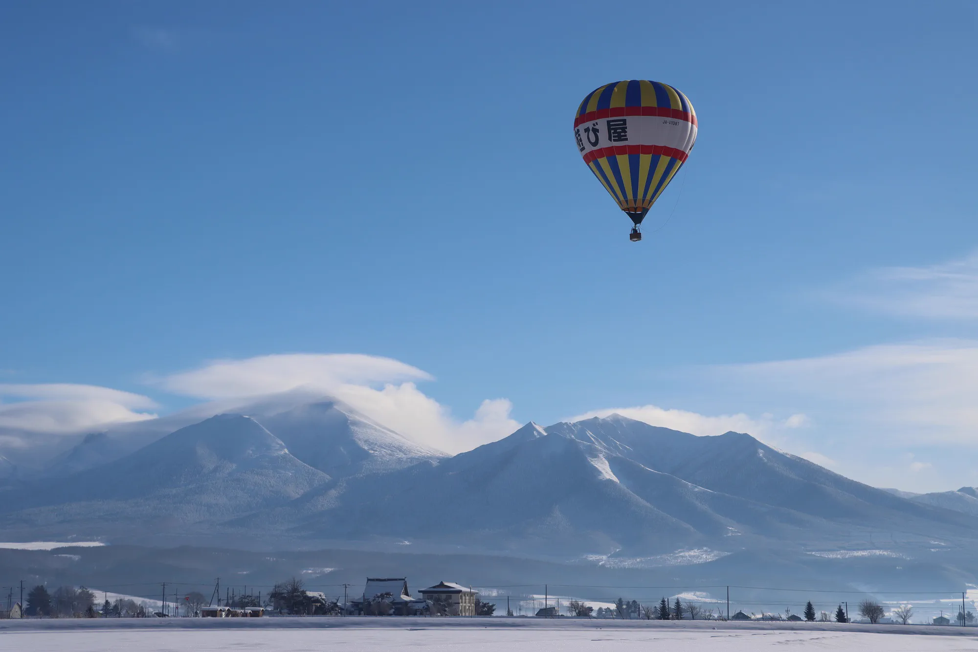 Free flight en montgolfière au-dessus de Furano enneigé