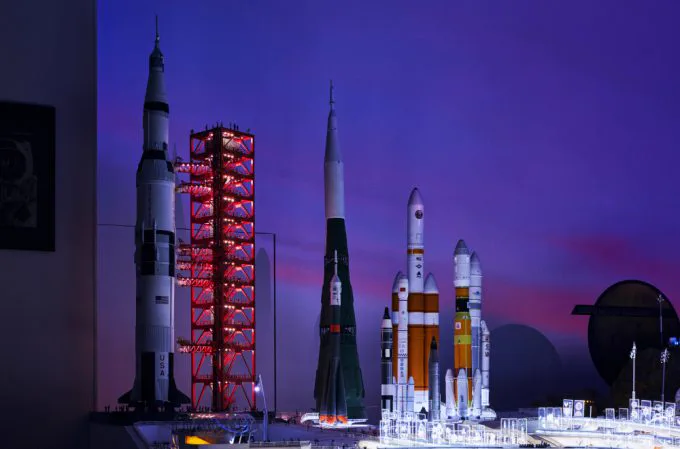 Centre spatial miniature de SMALL WORLDS Tokyo, avec Saturn V et pas de tir