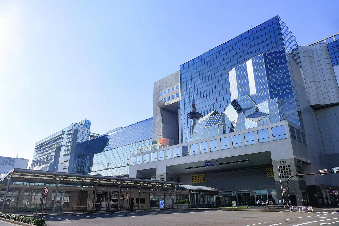Gare de Kyoto, pratique pour le shinkansen, le HARUKA et les voyageurs avec de grosses valises