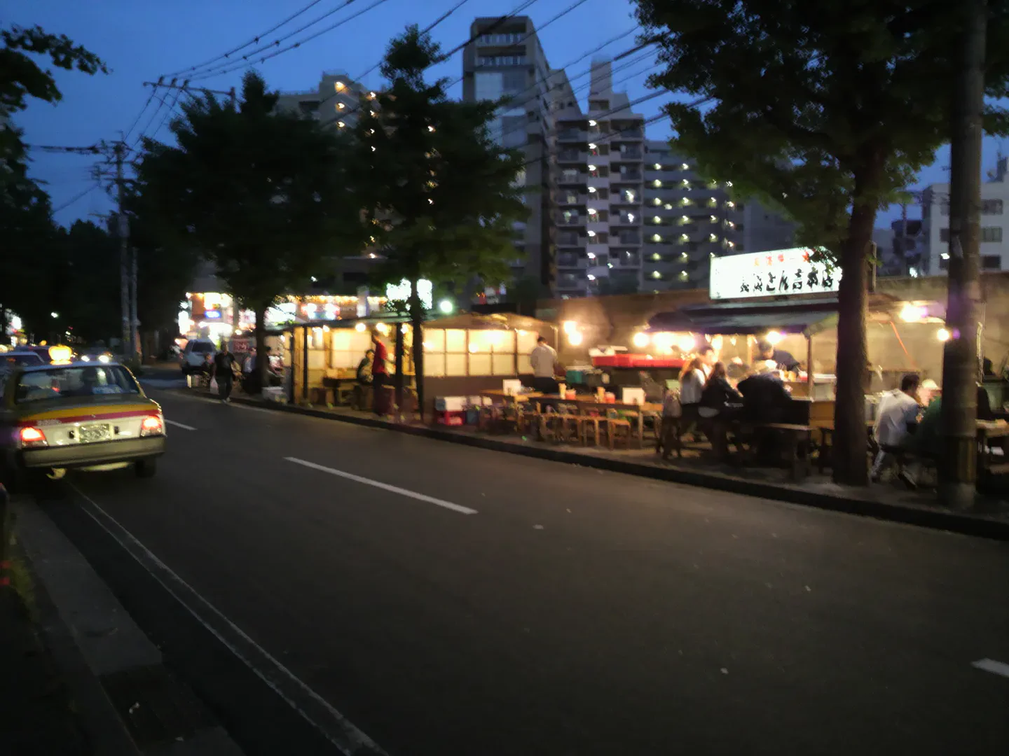 Scène nocturne de la rue des yatai à Nagahama, Fukuoka