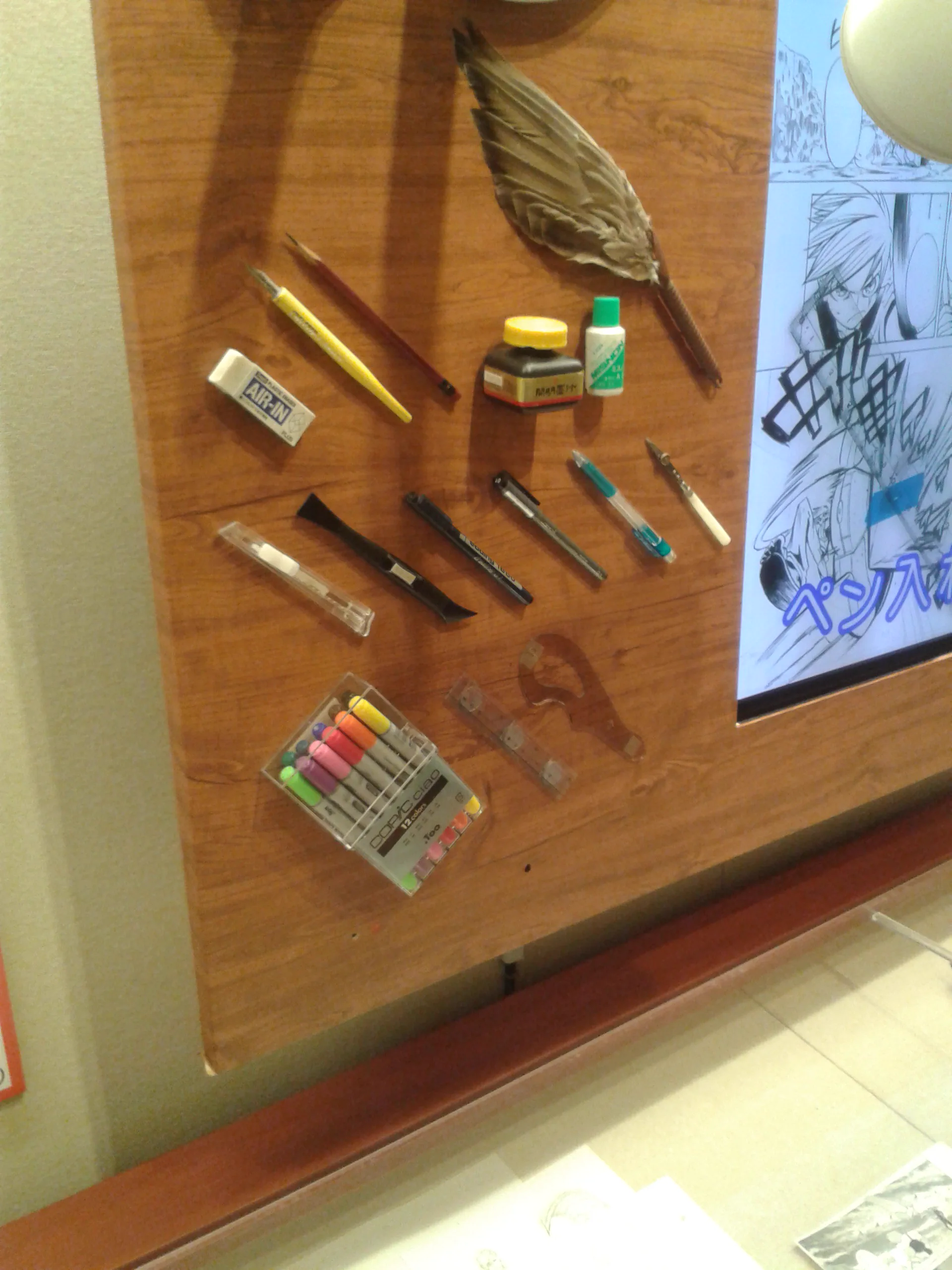 Exposition des outils de création de manga au Kyoto International Manga Museum, idéale pour les voyageurs intéressés par le processus de fabrication des mangas.