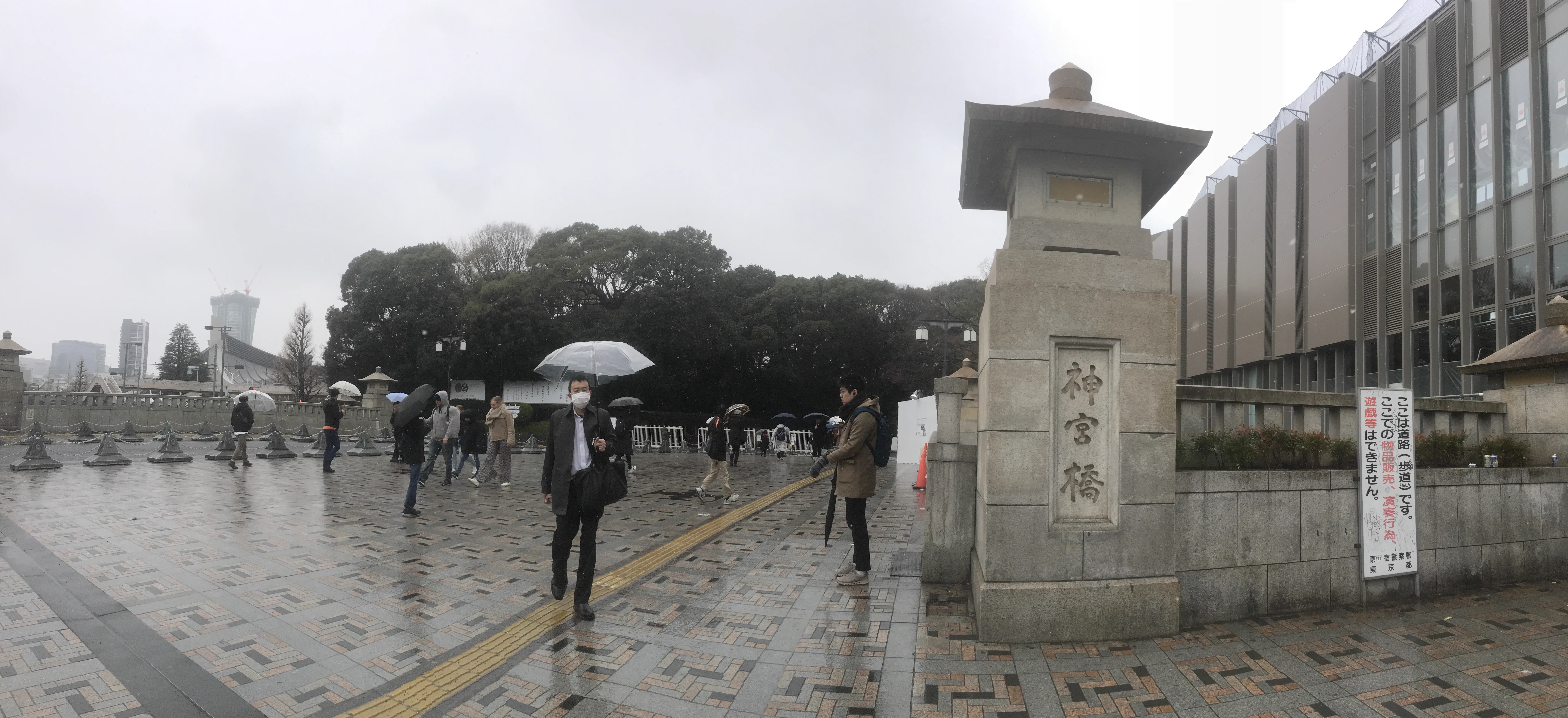 Voyager au Japon sous la pluie