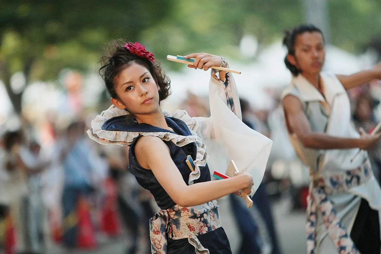 Des danseurs de Super Yosakoi en uniforme participent à un spectacle lors du festival de Harajuku.