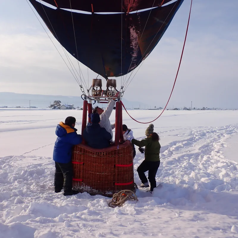 Préparation d’un vol libre en montgolfière à Furano en hiver