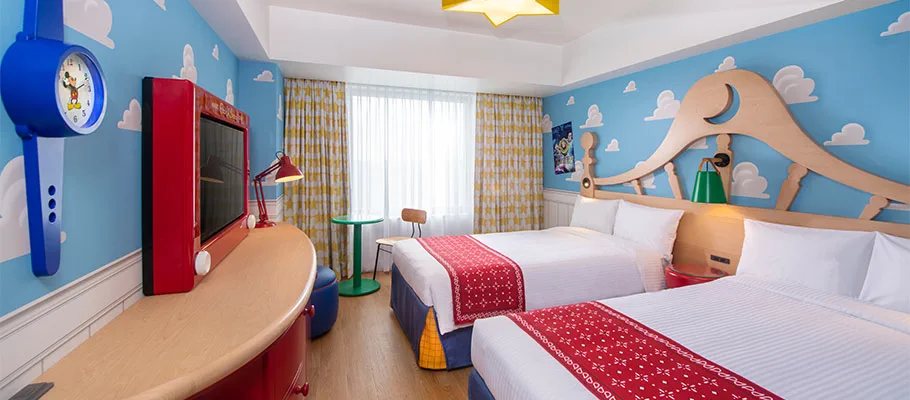 Configuration des lits dans une chambre quadruple du Toy Story Hotel