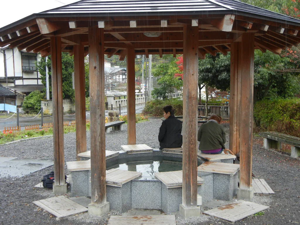 Espace de repos en bois du bain de pieds Nanakuri à Bessho Onsen