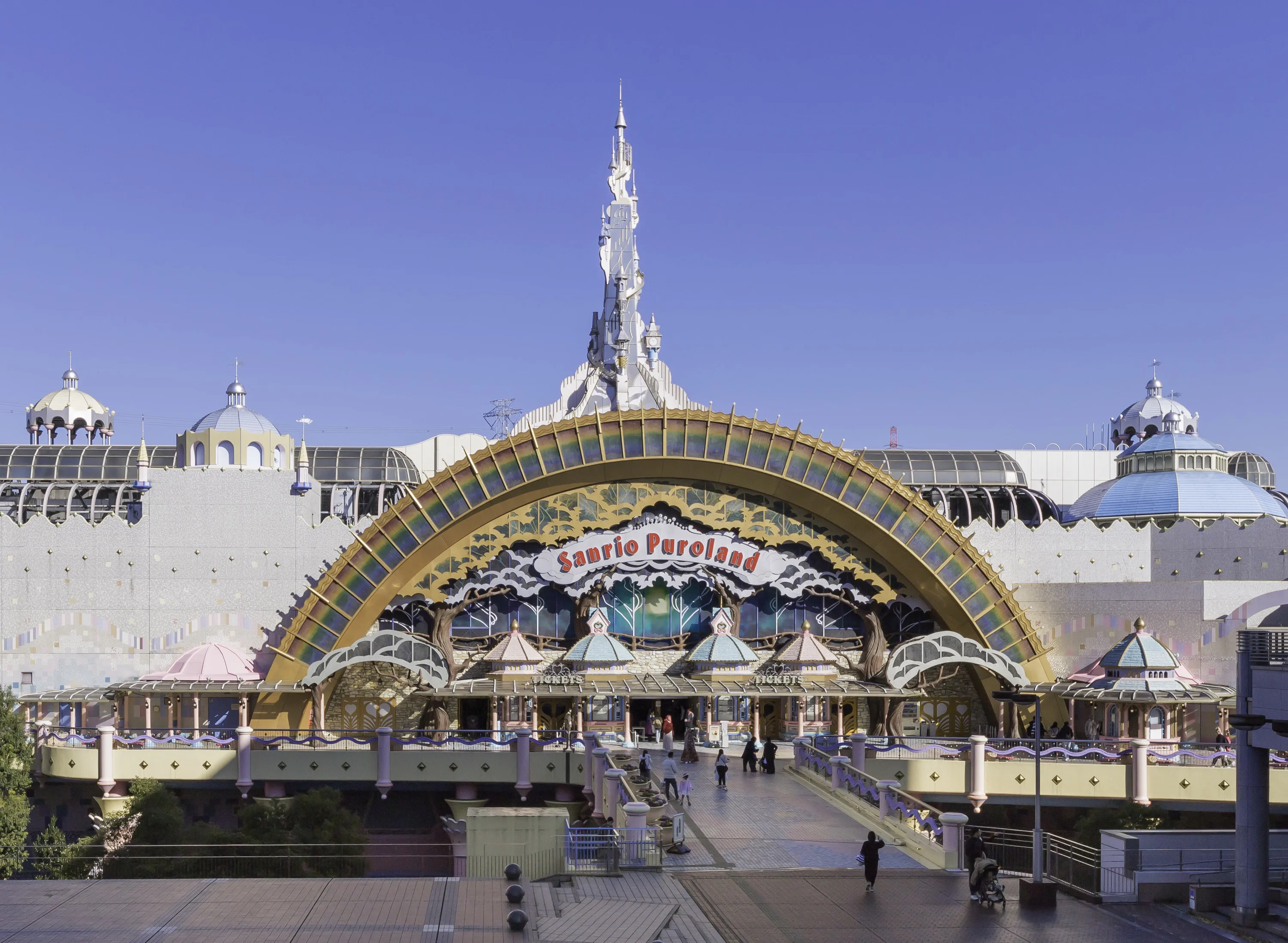 Le parc intérieur et les espaces à thème de Sanrio Rainbow Land, la durée réelle de la visite ne dépend pas uniquement du nombre d'attractions.