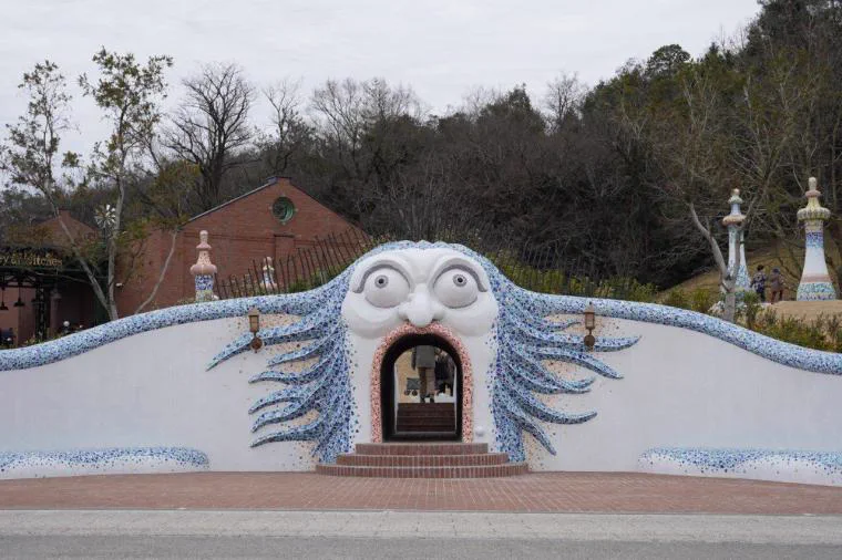 Visiteur dans une zone du parc Ghibli
