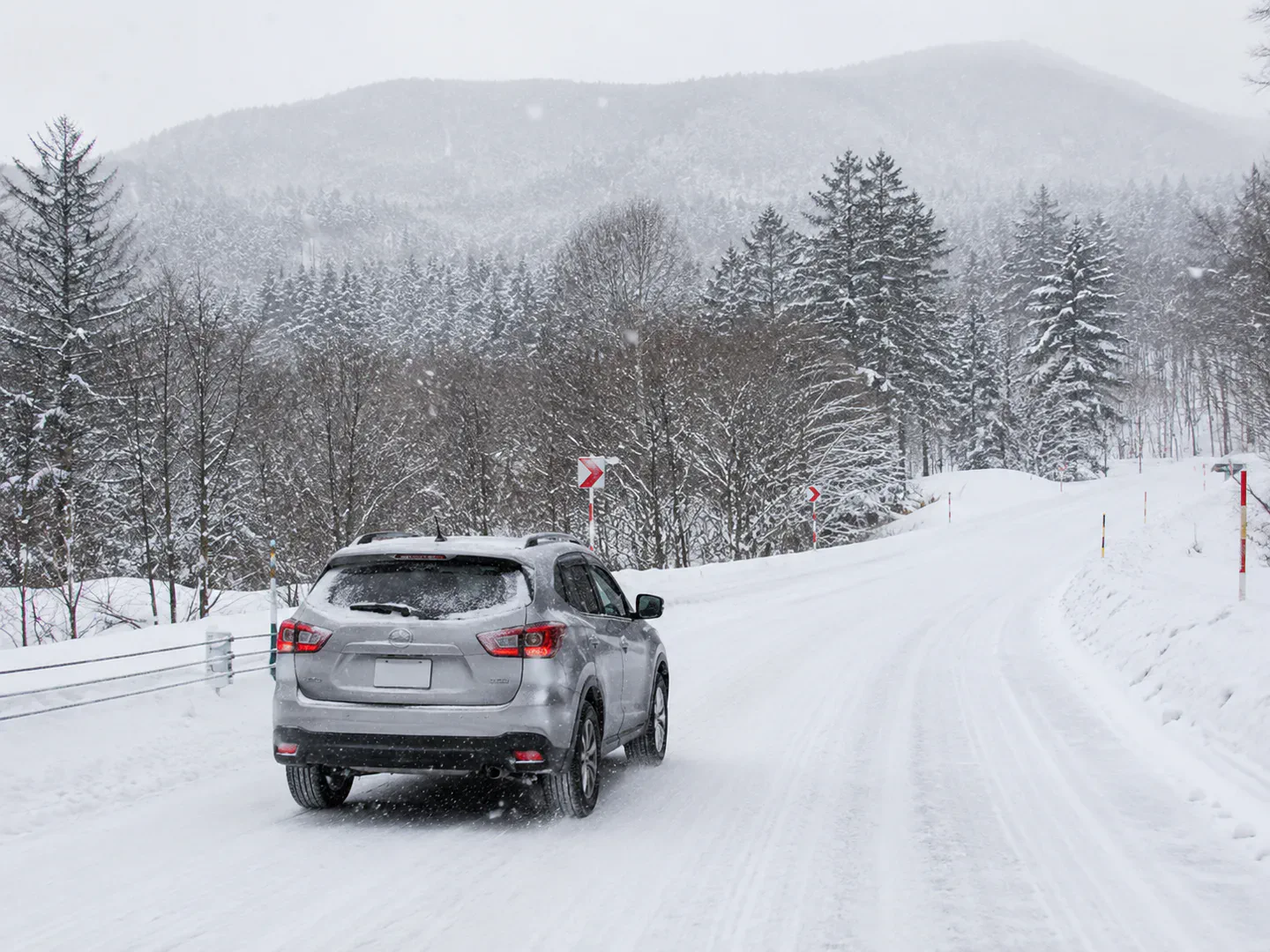 Voiture sur une route enneigée à Hokkaido