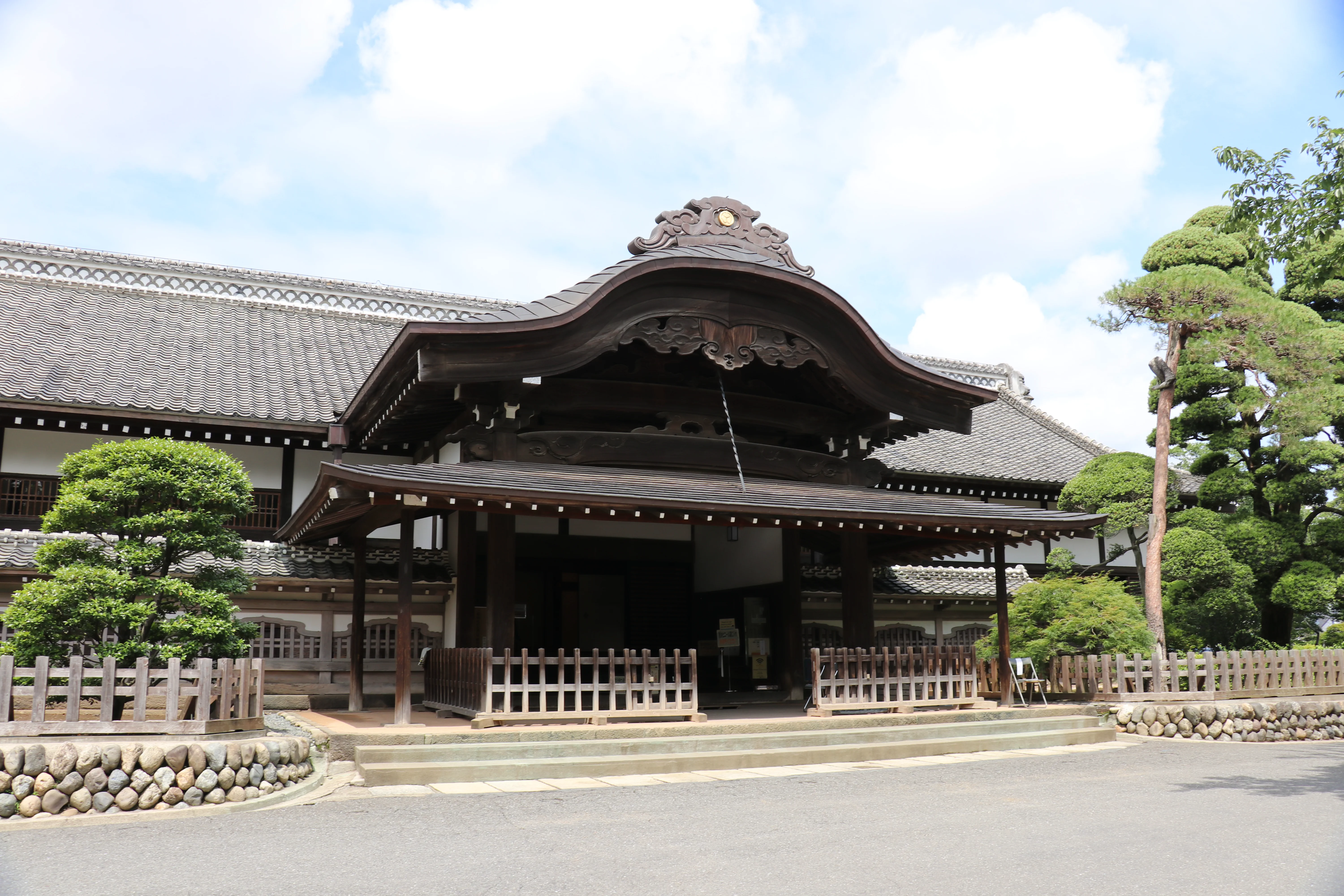 Façade en bois du Honmaru Goten du château de Kawagoe et de l'entrée principale