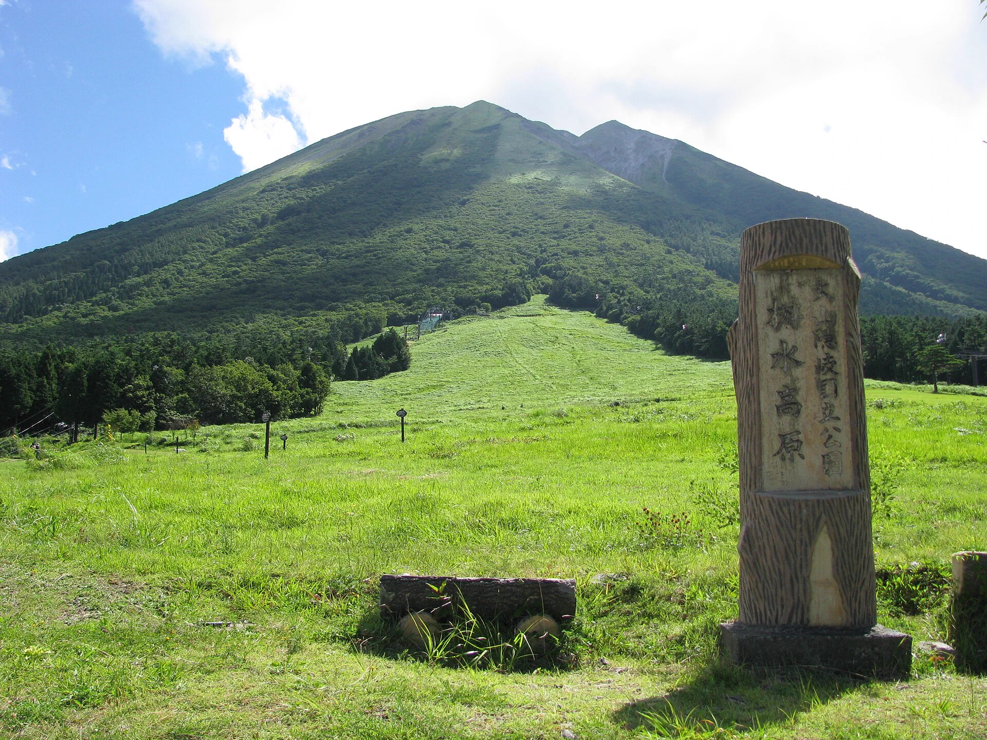 Vue du versant ouest du Daisen depuis le plateau de Masumizu
