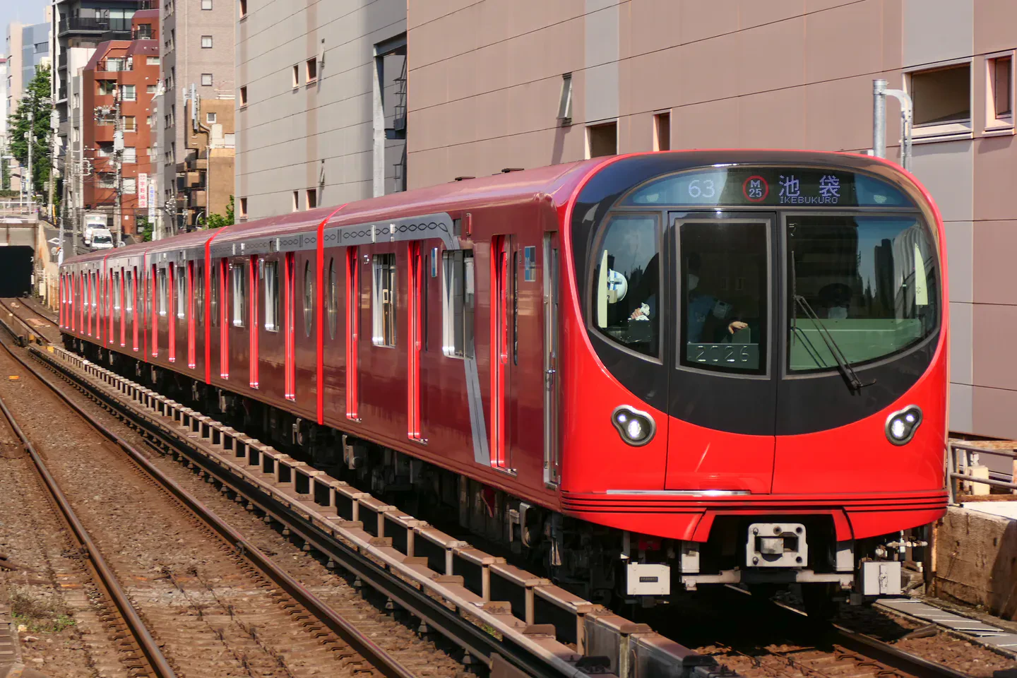 Train de la ligne Marunouchi du métro de Tokyo ; la rentabilité du pass dépend de l’usage réel des réseaux couverts