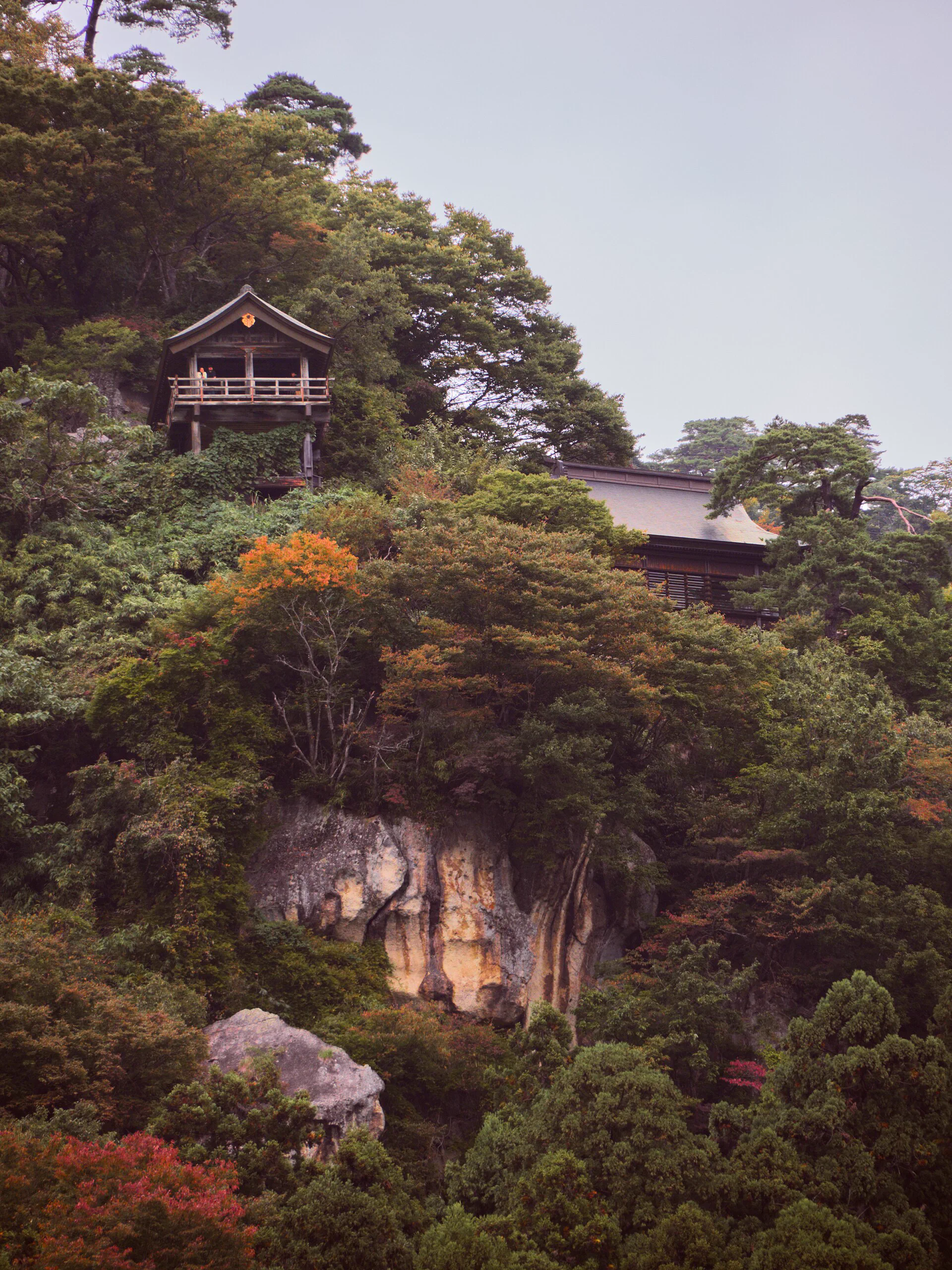 Le lac Towada et les feuillages du corridor Oirase–Aomori