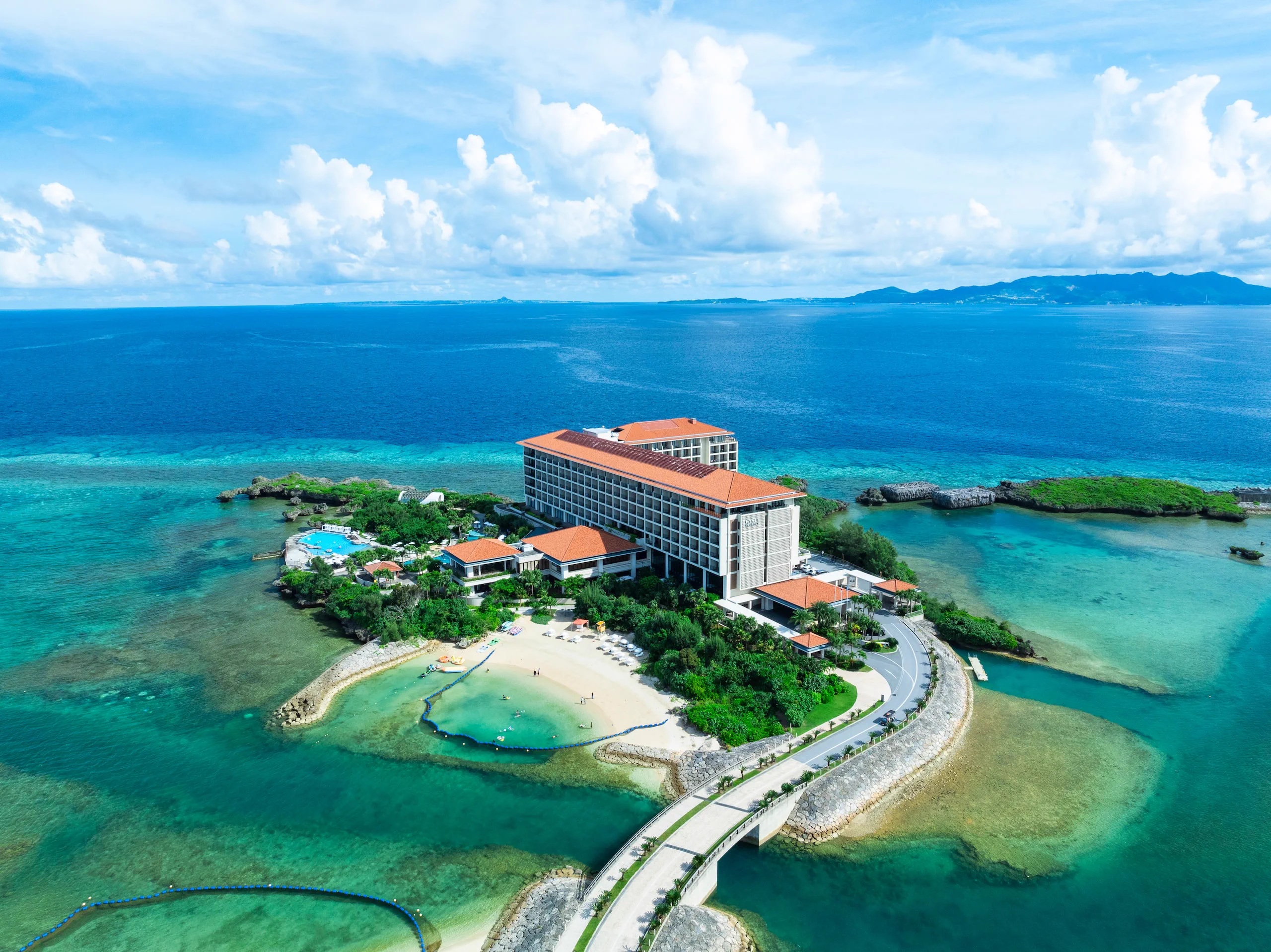 Côte et stations balnéaires d'Okinawa : le climat en janvier est nettement plus doux qu'à Honshu, et une veste légère est généralement plus pratique qu'un duvet épais.