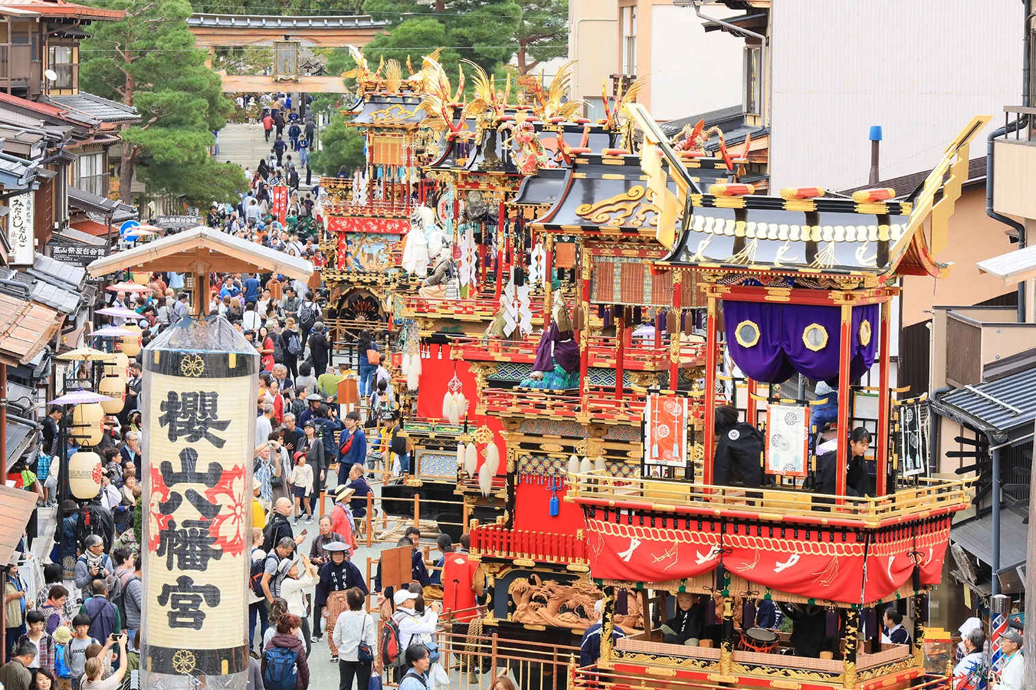 Plusieurs yatai exposés pendant le festival d’automne de Takayama