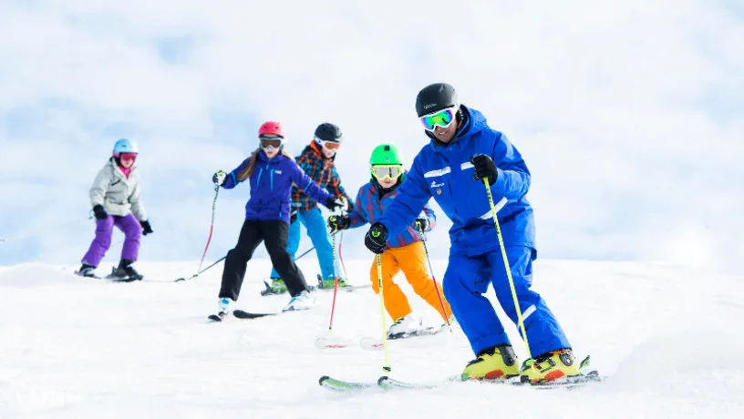 Enseignement pratique pendant un cours privé de ski à Tomamu