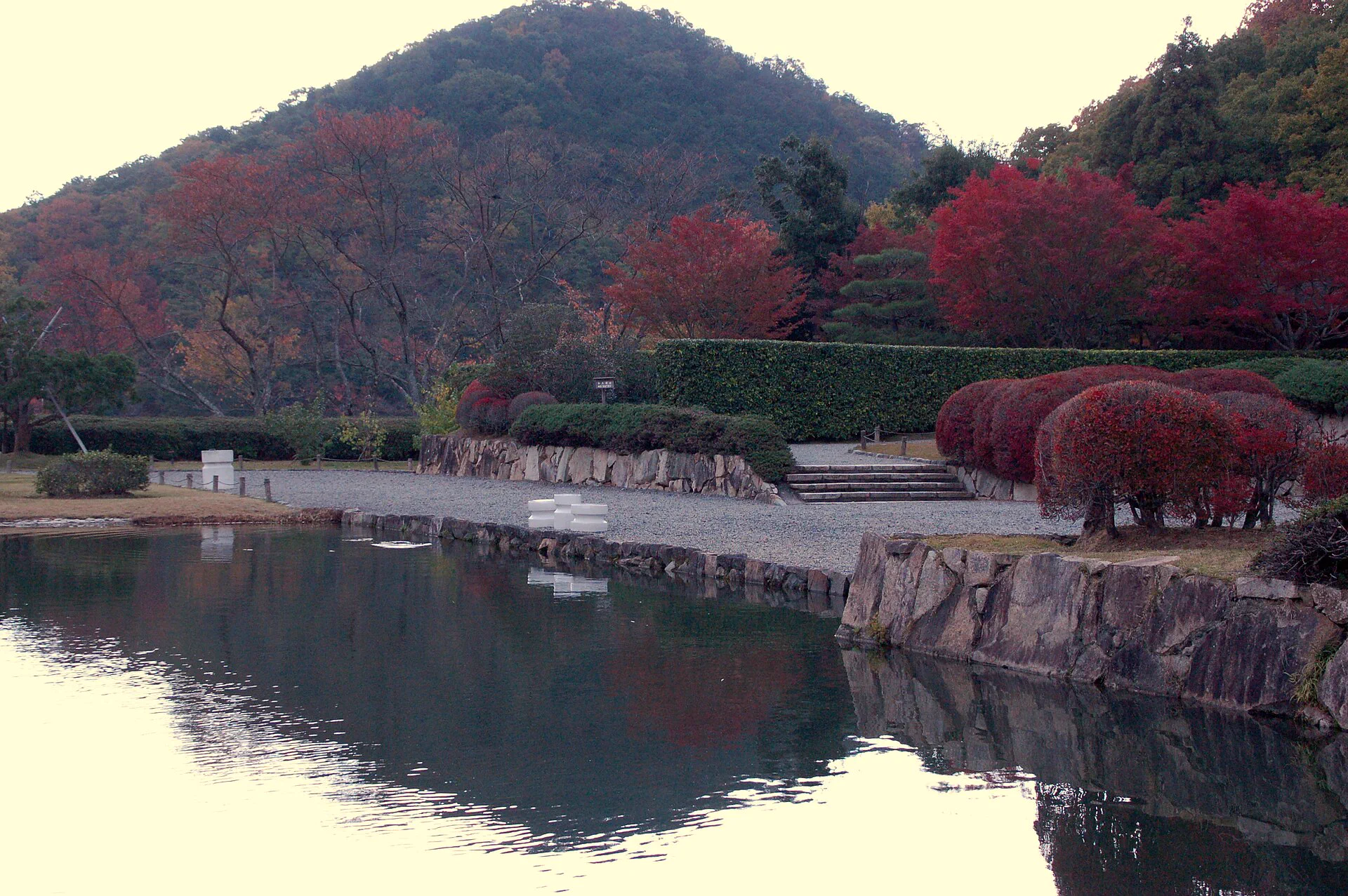 Les temples et paysages urbains de l'automne dans Higashiyama, Kyoto, montrent que traverser la ville du sud au nord nécessite des transports supplémentaires, des files d'attente et de la marche.
