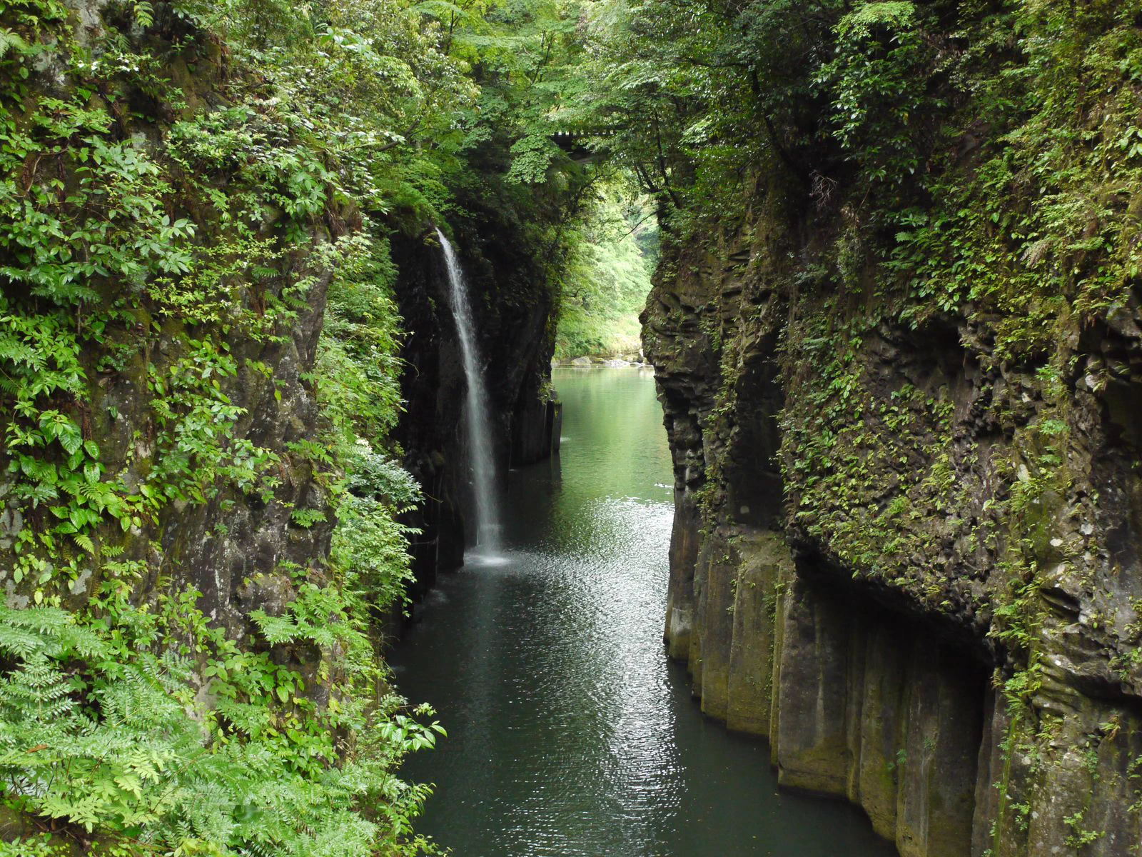 Les chutes de Shimin-i, la formation en colonnes et la zone de navigation en canoë dans la gorge de Takachiho peuvent être observées depuis la terre même si la navigation est suspendue.