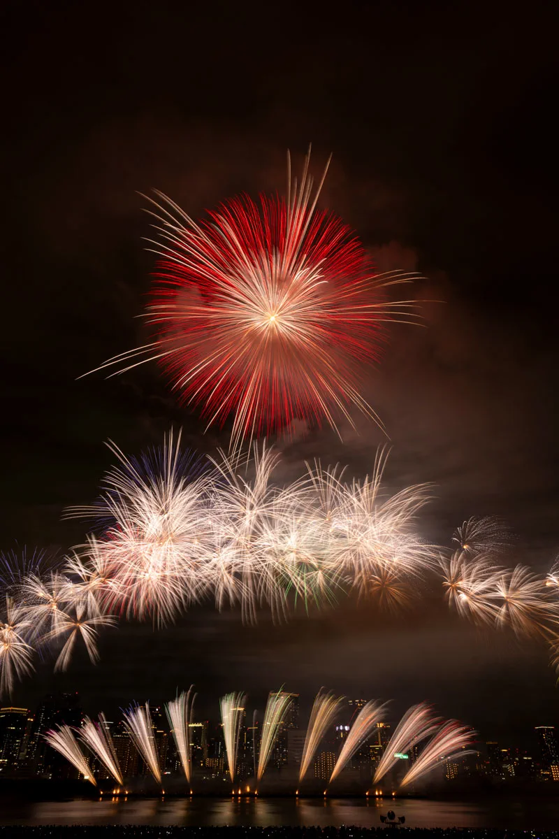 Feux d’artifice colorés au-dessus de Yodogawa et des immeubles d’Osaka