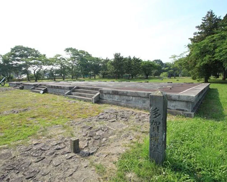 Porte sud restaurée et vestiges de Tagajō