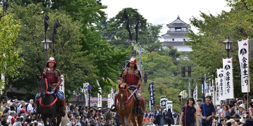 Participants en armure et en costume historique pendant le Festival d’Aizu