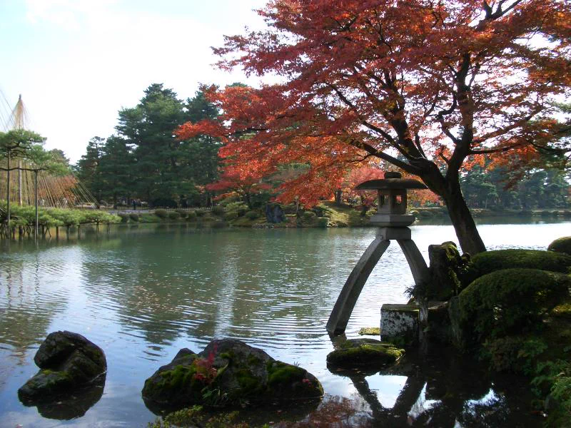 Kenroku-en à Kanazawa, exemple de jardin à évaluer selon revêtement et pauses
