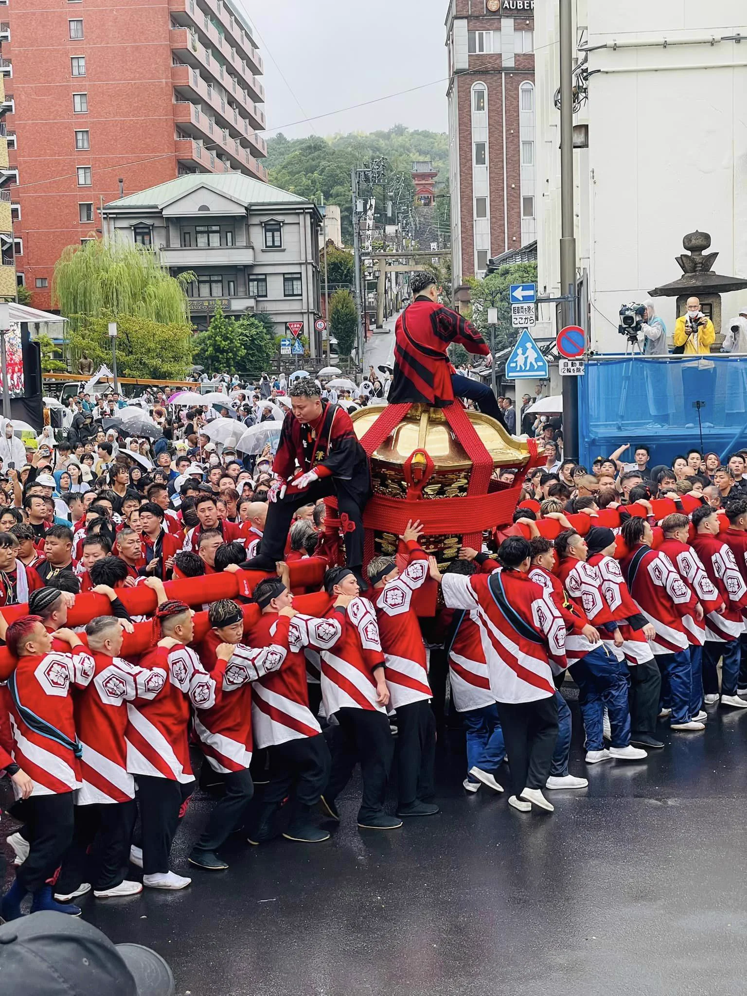 Procession du festival d’automne de Dōgo sous la pluie