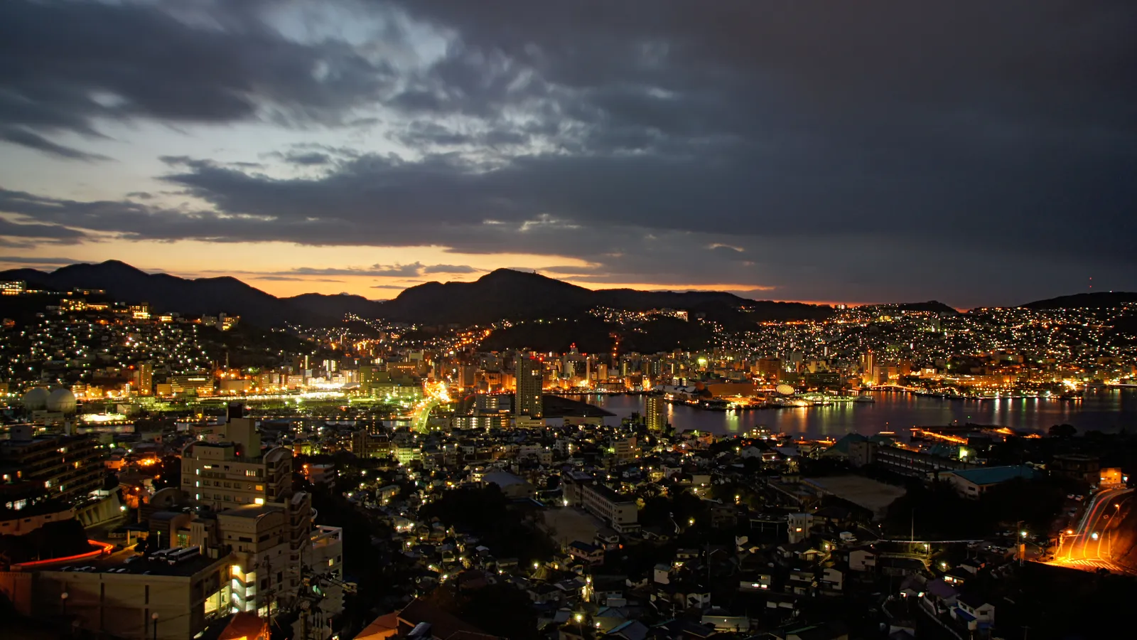 Vue nocturne de Nagasaki depuis le mont Inasa : un objectif qui justifie souvent une nuit sur place
