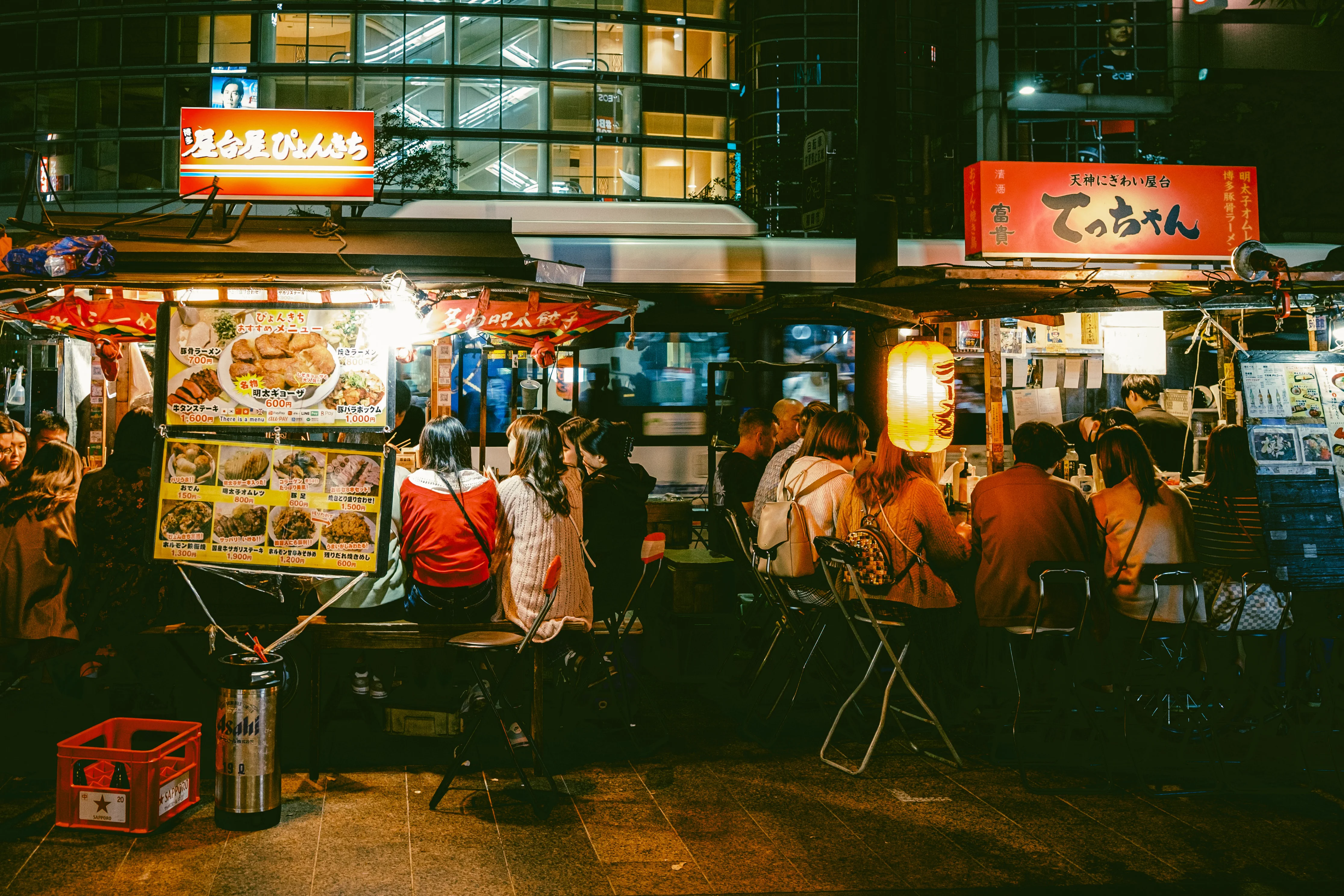 La vue nocturne sur la rivière Nakasu à Fukuoka et les stands de nourriture autour, conviennent pour la vie nocturne mais il faut prendre en compte le bruit.