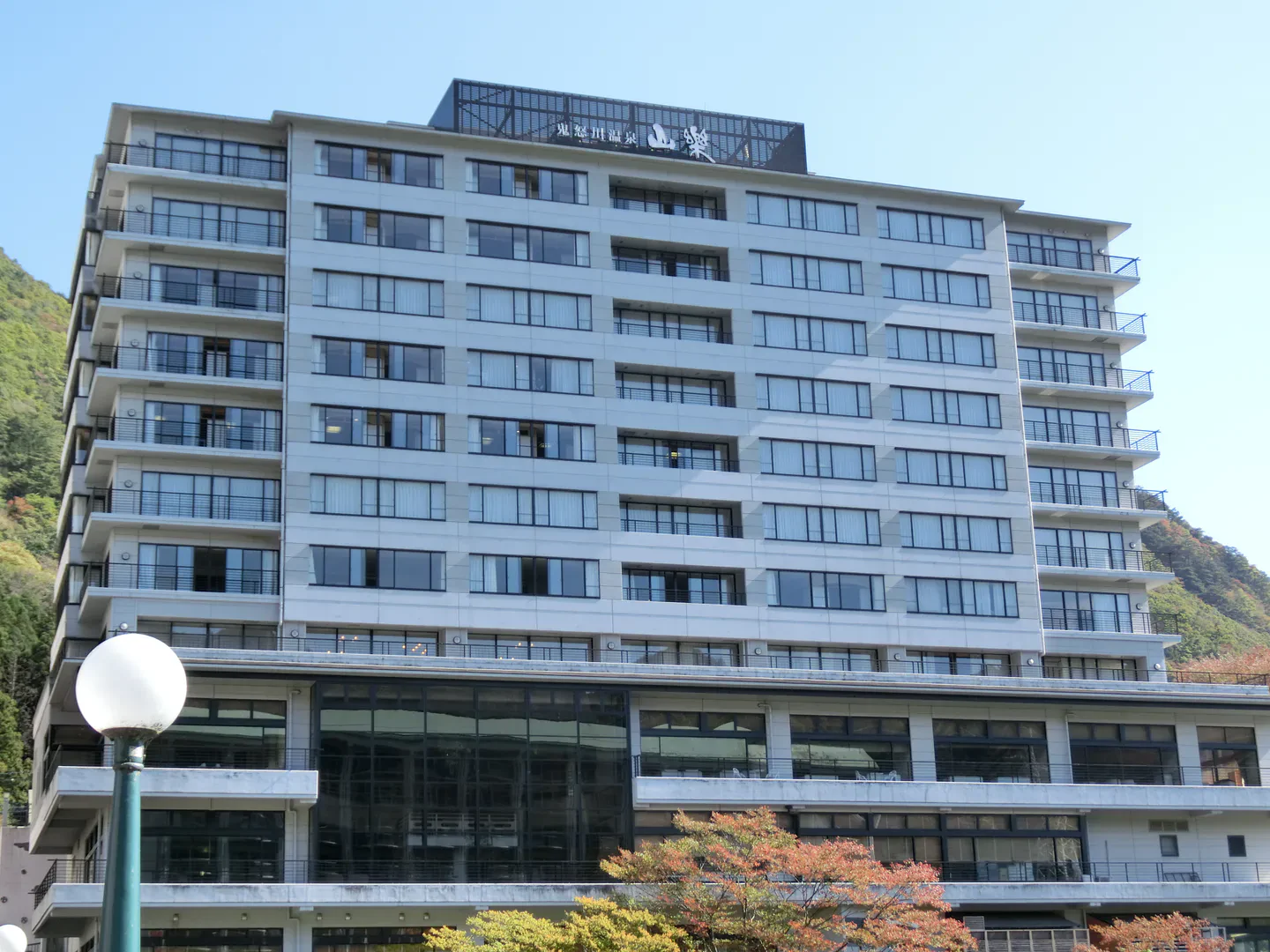 L'hôtel du groupe de la vallée des sources chaudes de Kinugawa, idéal pour faire du séjour avec deux repas et bains comme objectif principal.