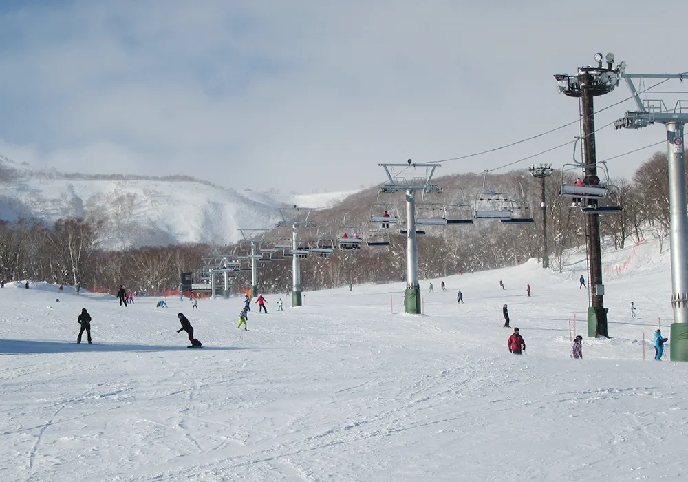 Passage enneigé pour vérifier les escaliers, la pente et la marche avec des chaussures de neige