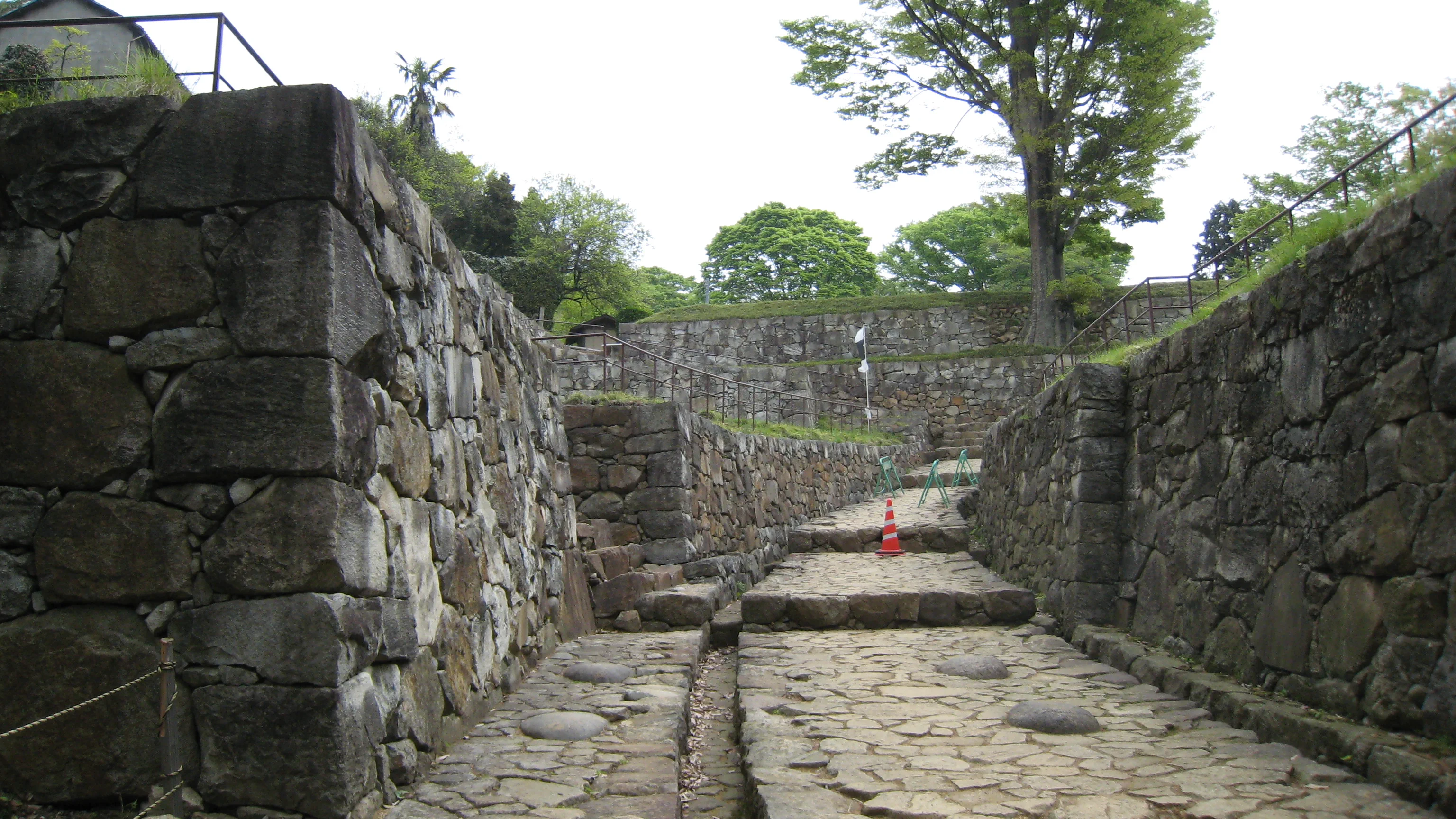 Murs de pierre et vestiges du château de Kanayama sur le mont, à Gunma