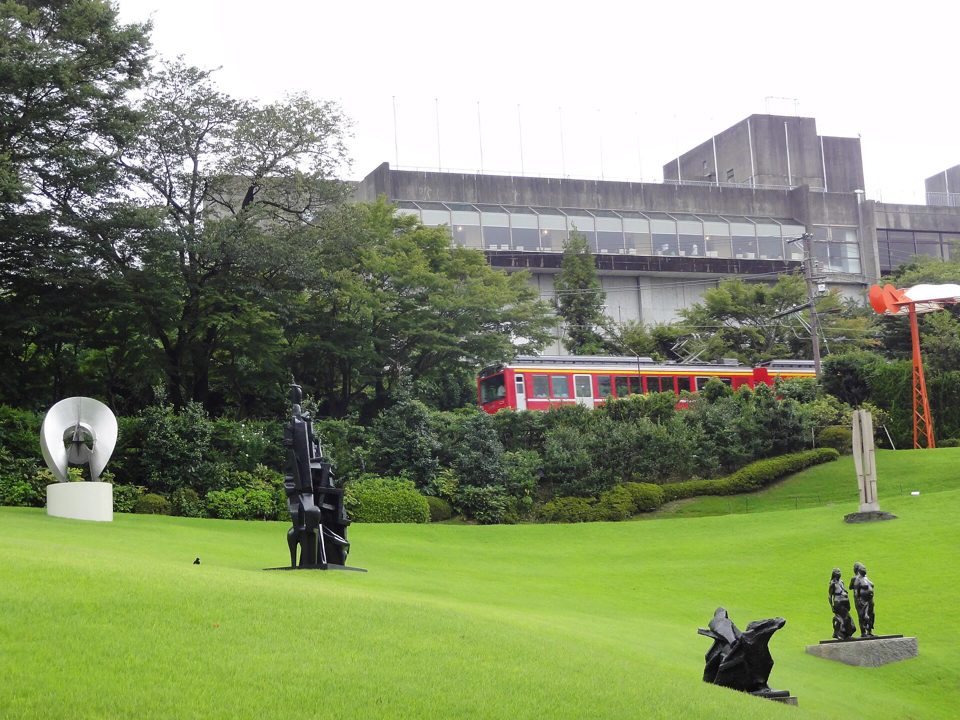 Musée de plein air de Hakone, option à comparer avec une boucle de montagne complète