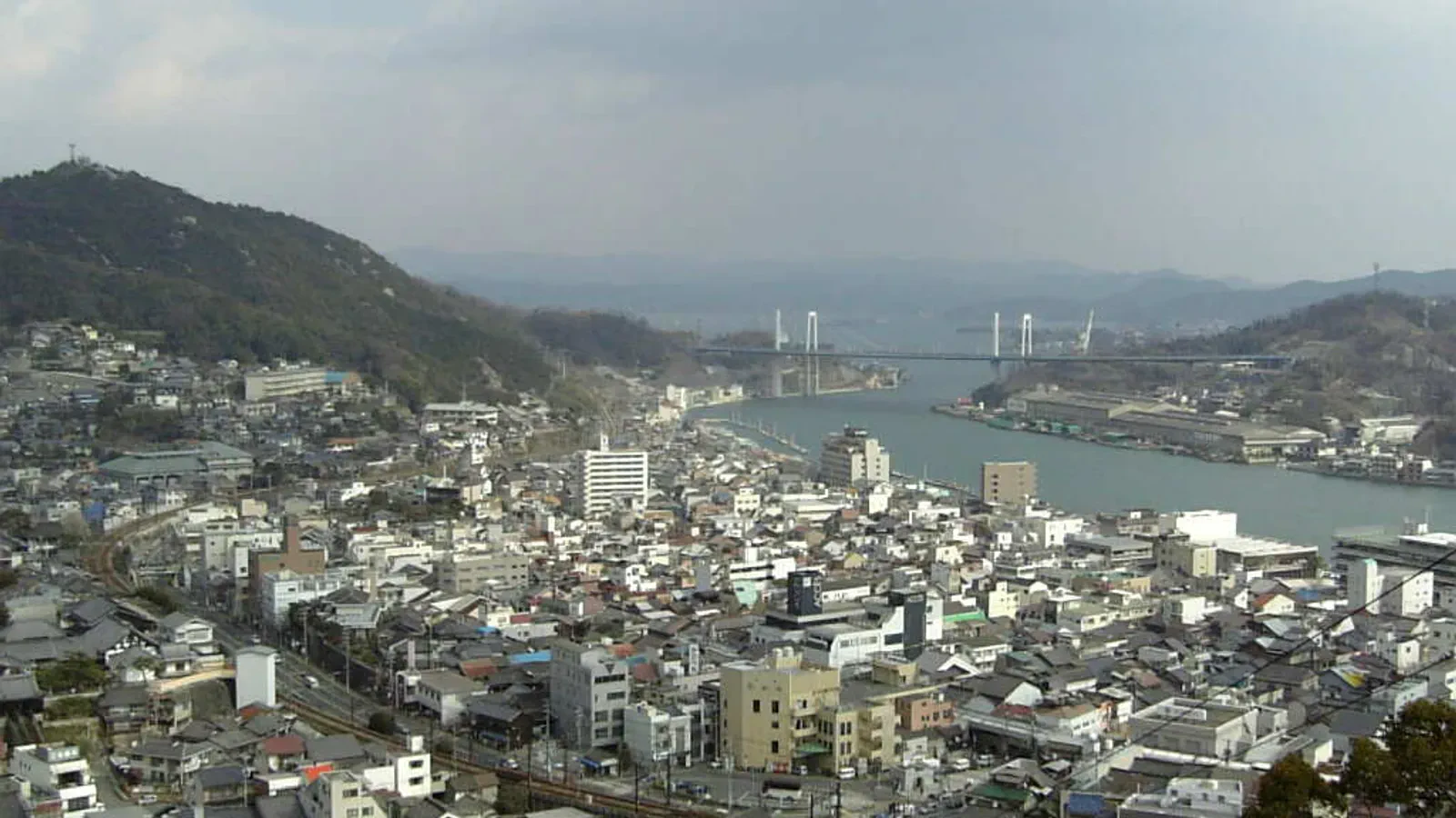 Vue sur le chenal d’Onomichi depuis les hauteurs de Senkō-ji