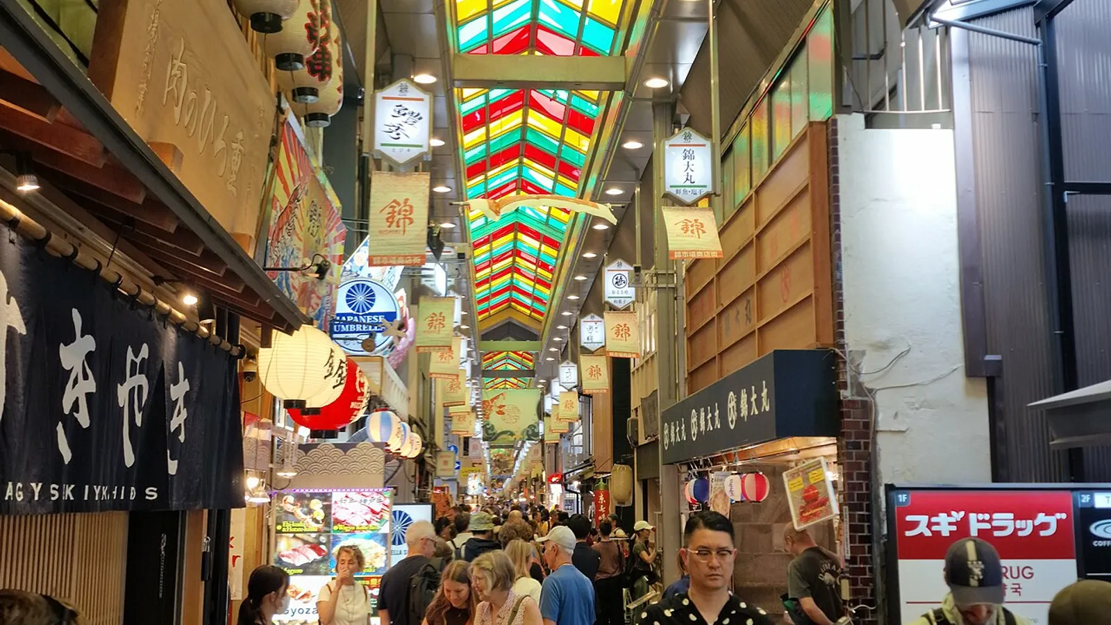 Nishiki Market à Kyoto : dormir dans le centre réduit la répétition des trajets après les repas et le shopping