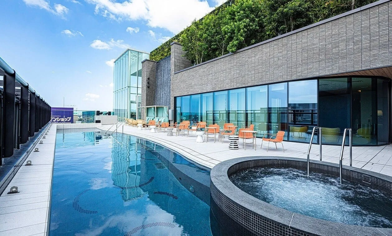 Piscine intérieure du Pürovel Spa & Sport du Swissôtel Nankai Osaka
