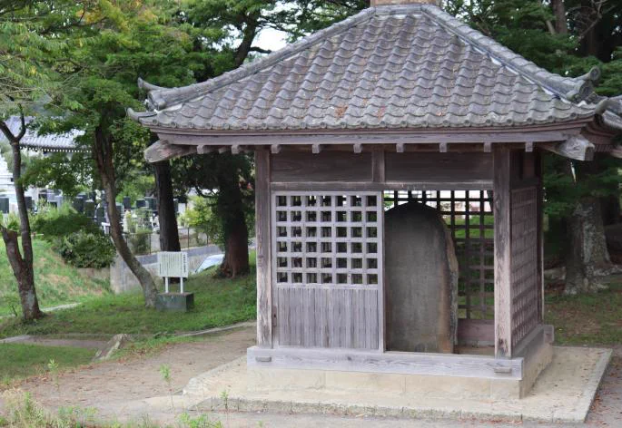 Stèle nationale de Tagajō près de la porte sud restaurée