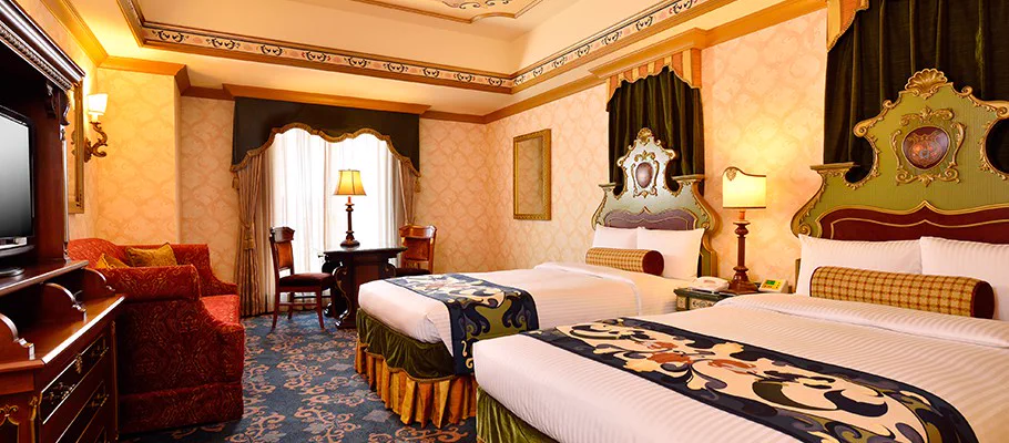 Ambiance classique du Hotel MiraCosta avec une chambre et le port méditerranéen